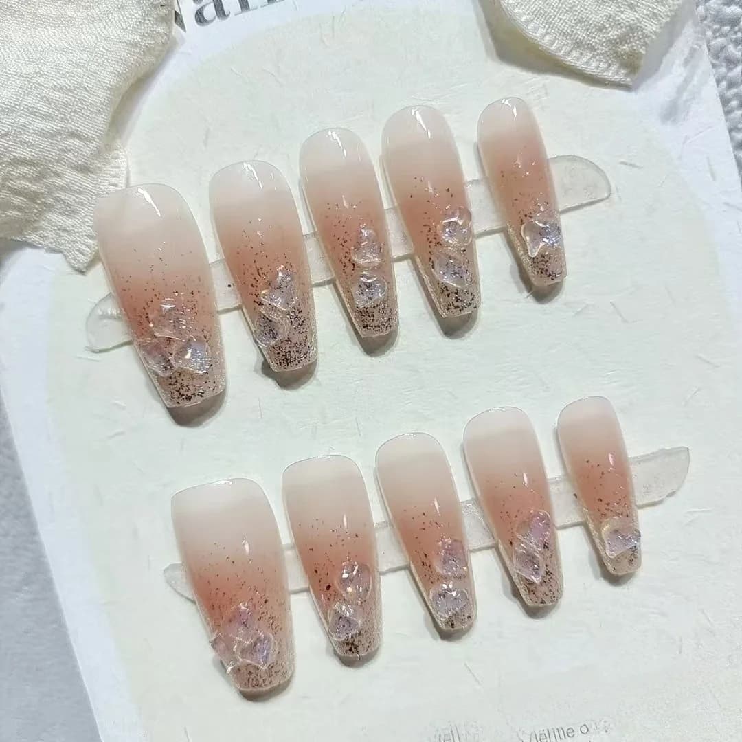 Tryk-på negle med hjerte-rhinestones, kort og medium kisteform