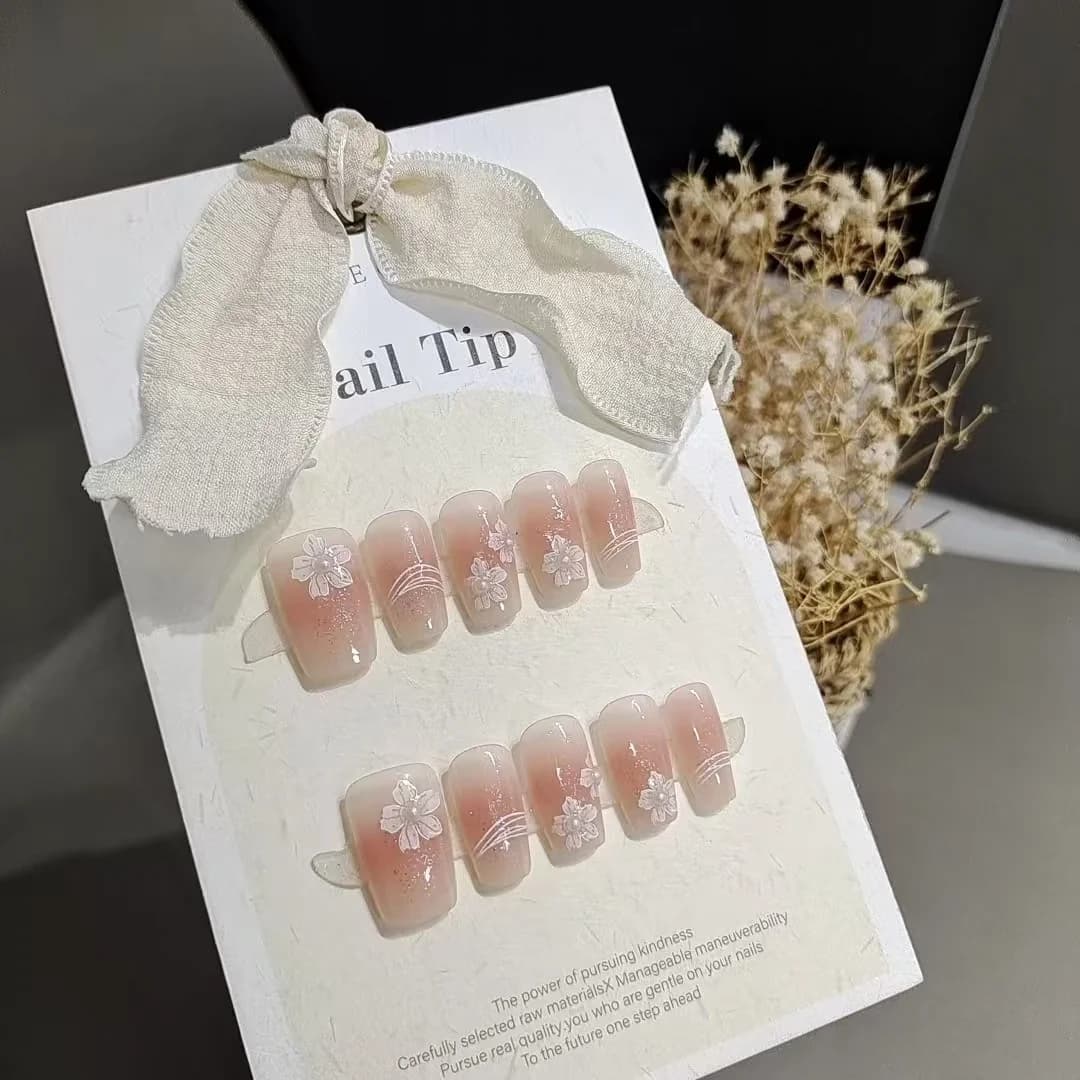 Håndmalede blomster press-on negle, kort kisteform, blush-design