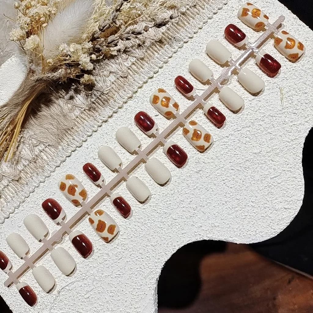 Kastanje Bjørn Cat Eye Kunstige Negle Kort Ballerinaform Glitter