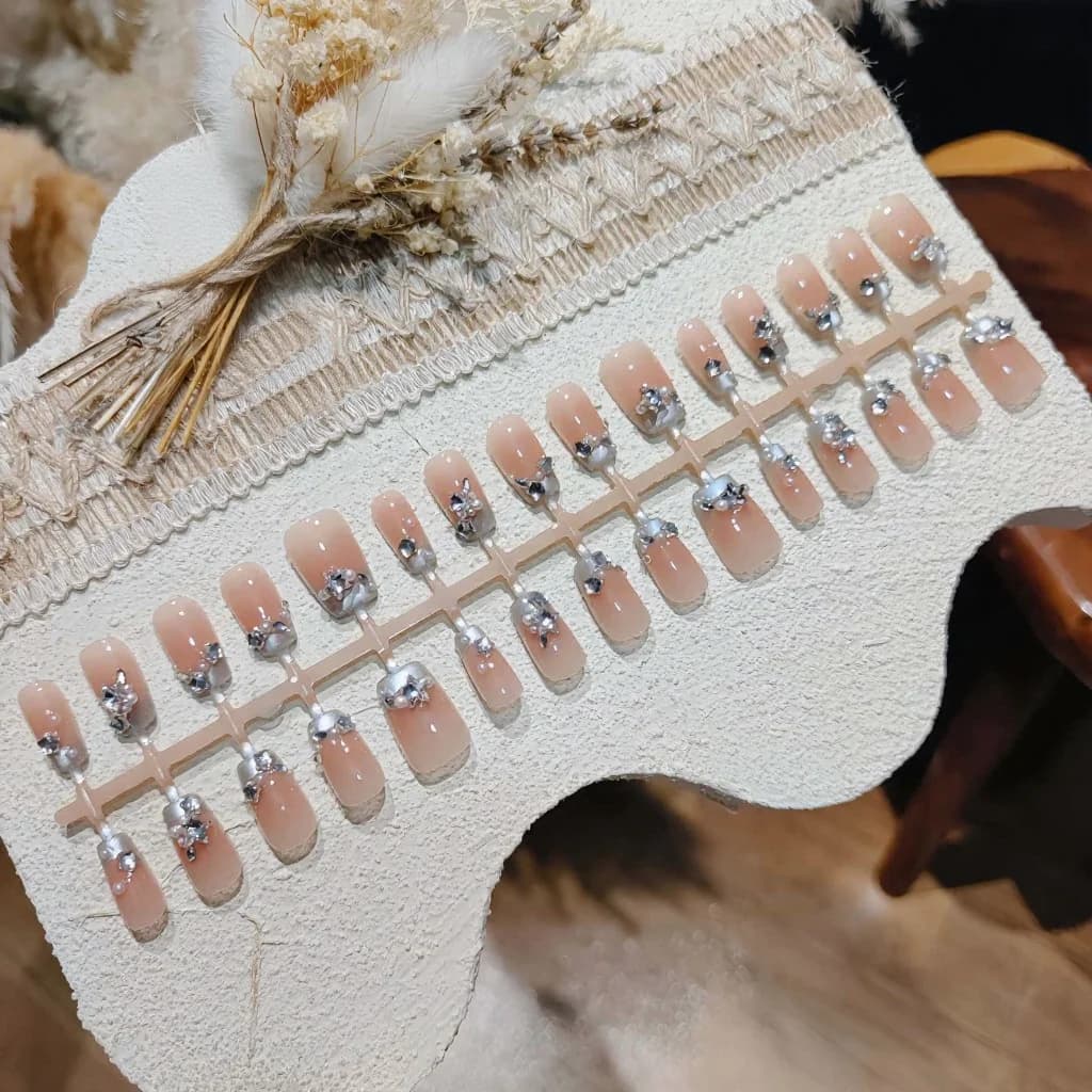 Blå press-on negle med fransk tip, perler og rhinsten