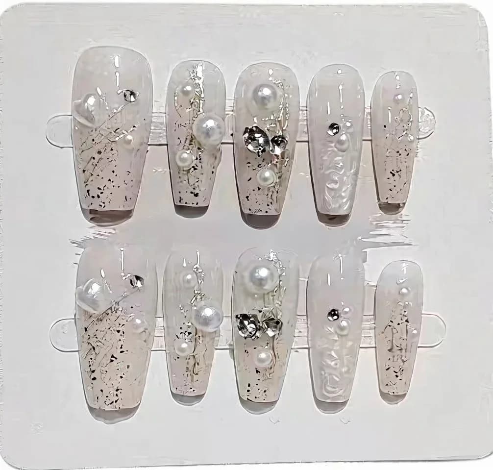 Trykk-på negle med perler og rhinestones, medium afsmalnende form