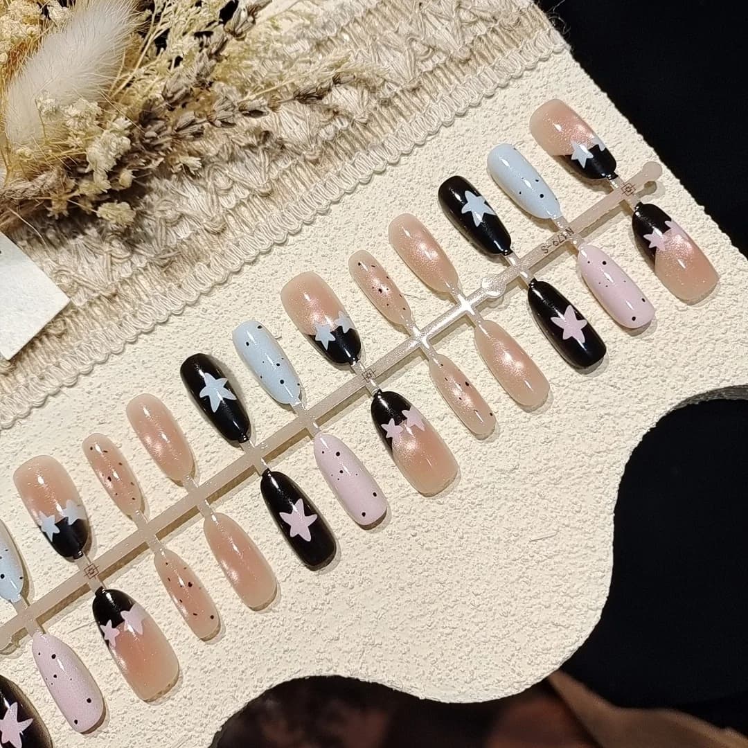 Katteøje stjerne tryk-på negle med prikker, sød stil manicure