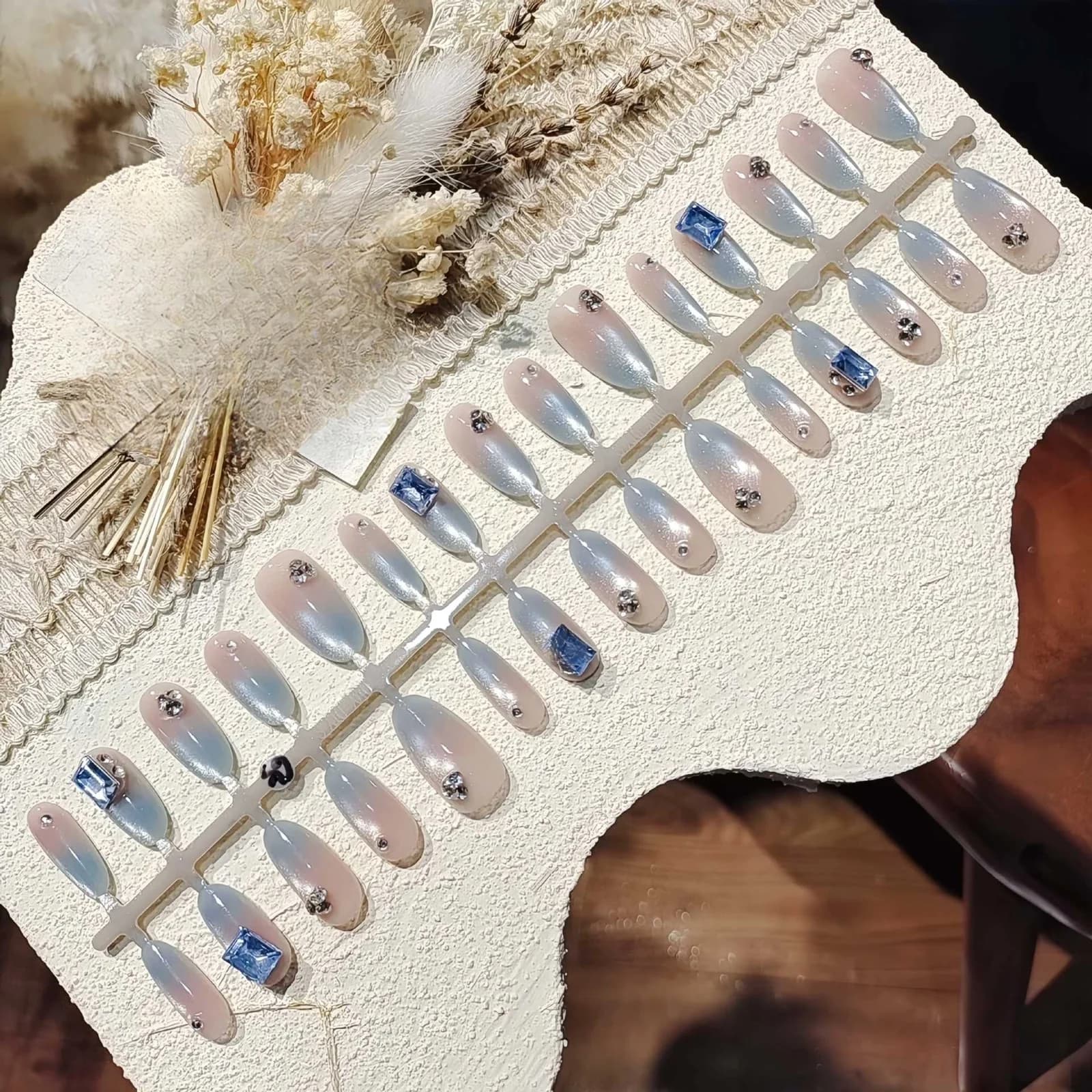 Isblå Cat Eye tryk-på negle med glittergradient, medium oval