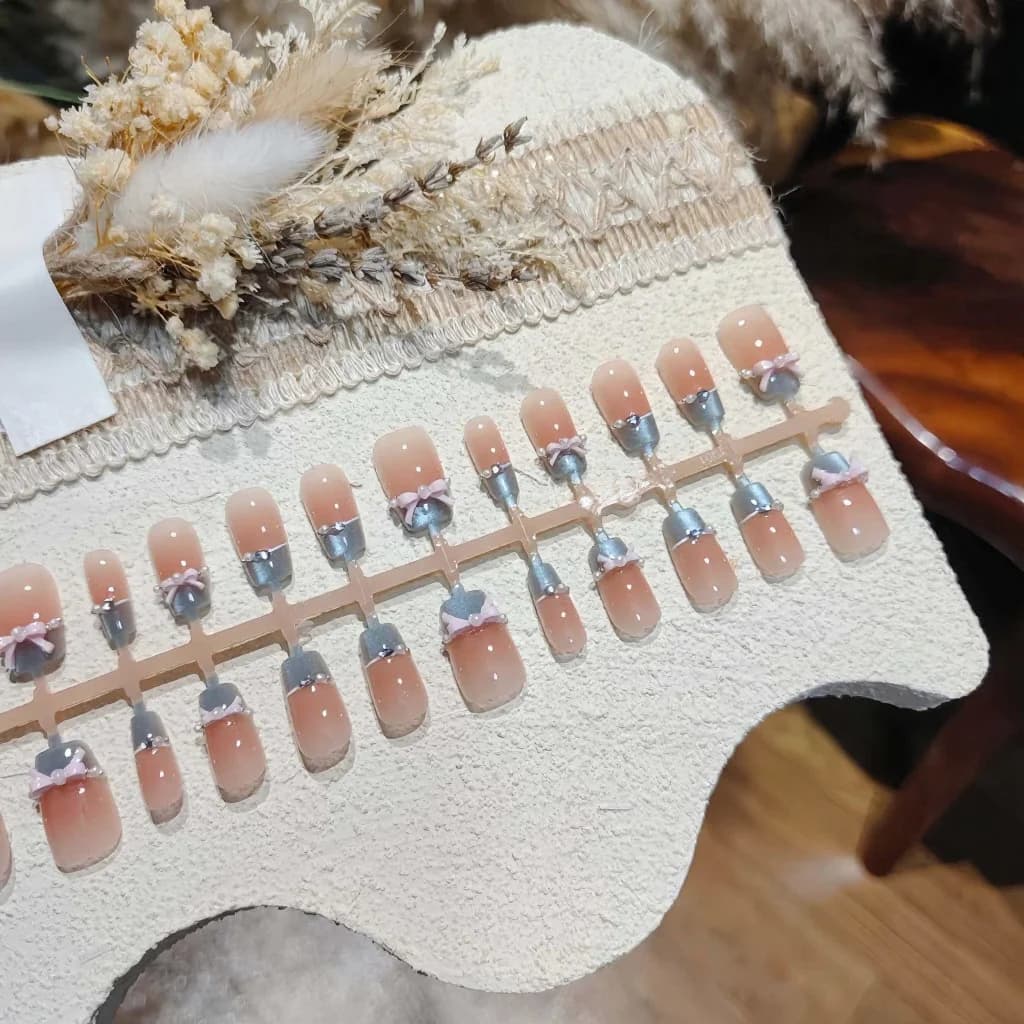 Blå krystal lyserød sommerfugl kunstige negle med cat eye fransk tip