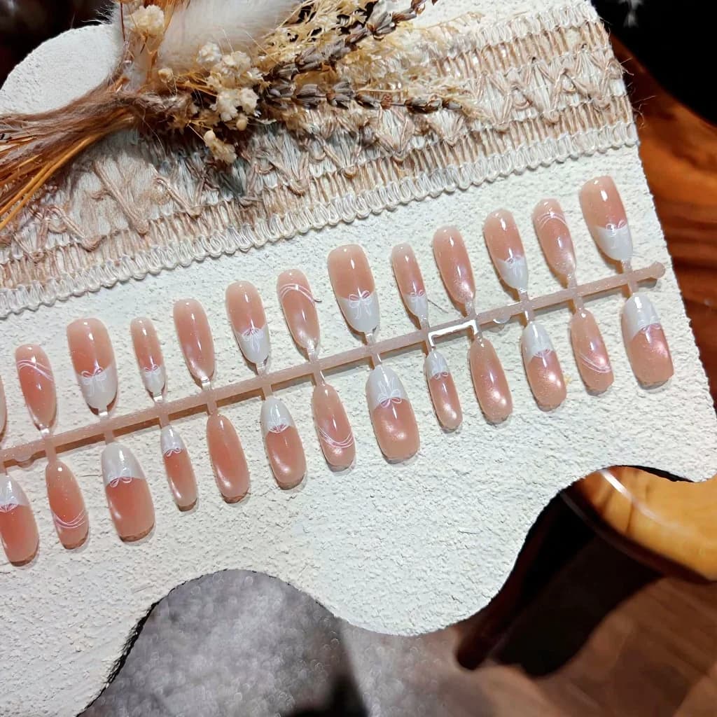 Mælkehvid Cat Eye Press-On Negle, Medium Oval Form, 30 stk.