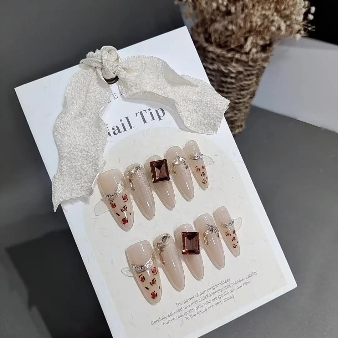 Press-on negle med leopardprint og strass, lang stilettform