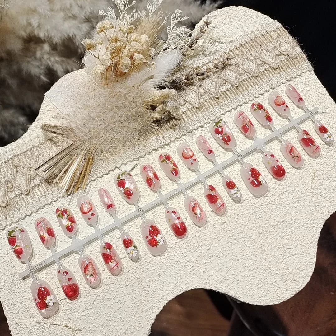 Jordbærprint Kunstige Negle Medium Oval Form Forlimede