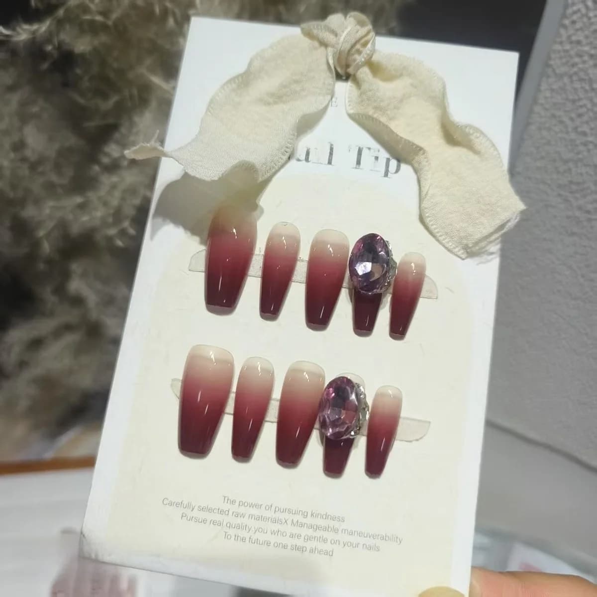 Tryk-på negle Cinnabar rød ombre medium kisteform