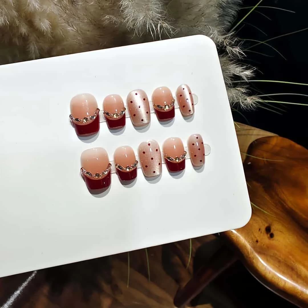 Rød Brownie Cat Eye Kunstige Negle med Rhinsten