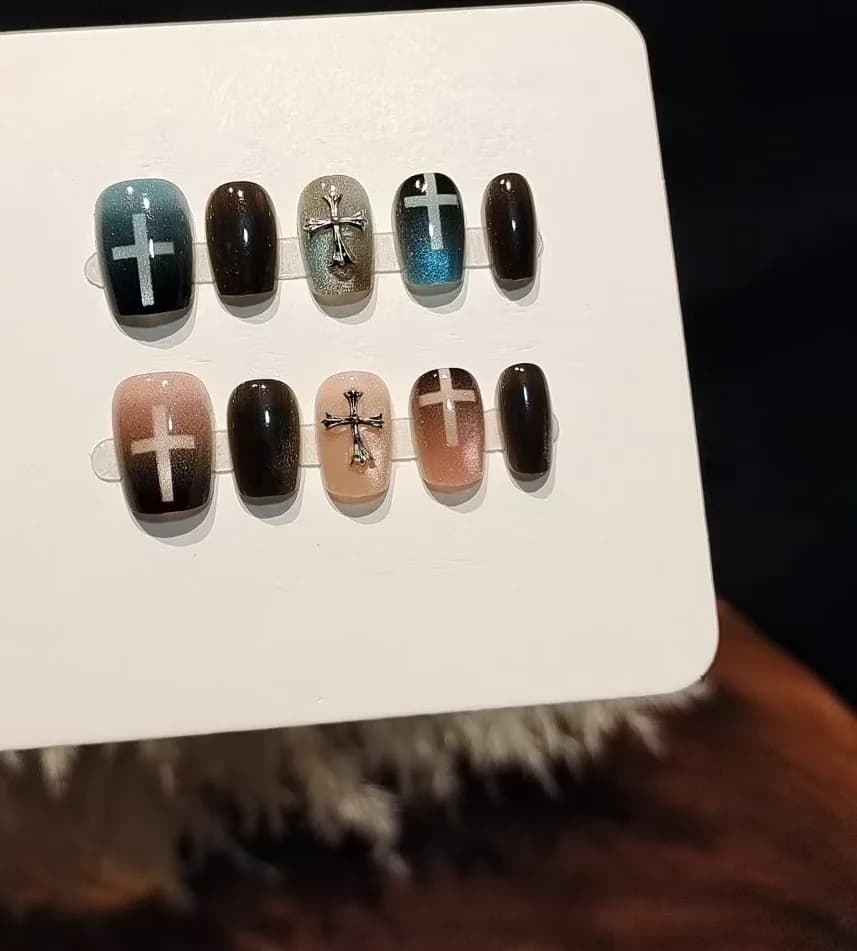Blå-pink cat-eye kunstige negle med glasperler og kors-design