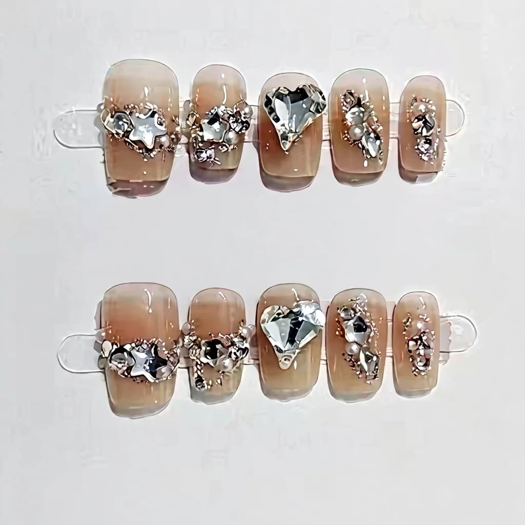 Trykk-på negle med hjerte-rhinestones, kort firkantet spids, glitterdesign