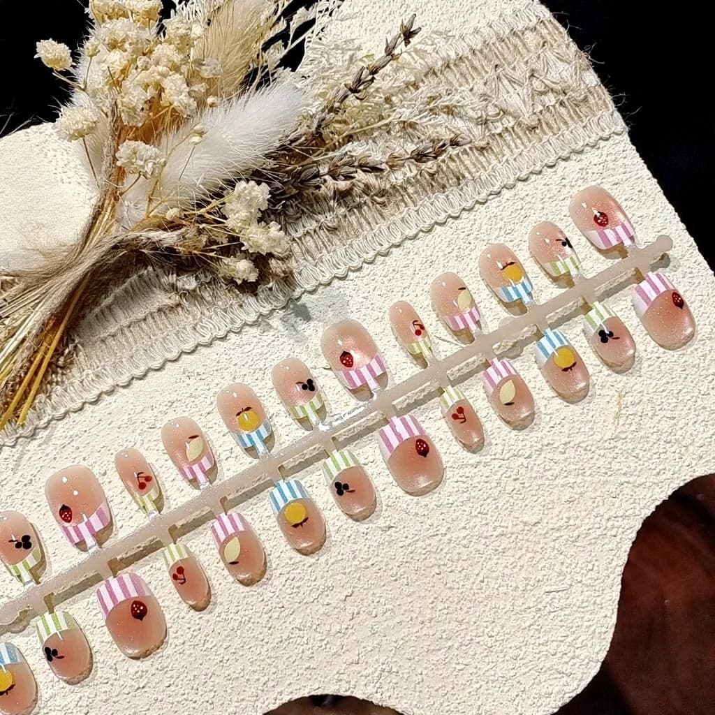 Korte ballerina kunstige negle, katteøje candy-style med rhinsten