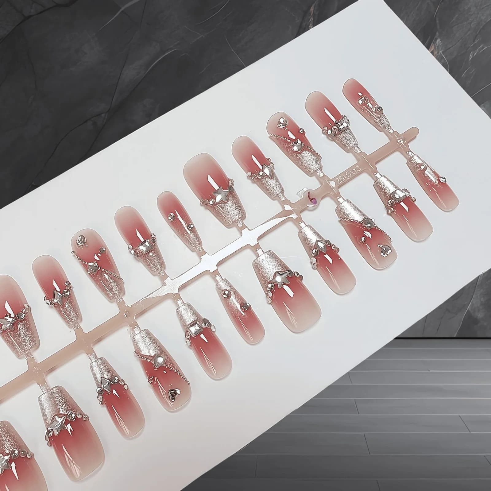Press-On Negle med Hjertedesign, Glitterfinish, Medium Kisteform