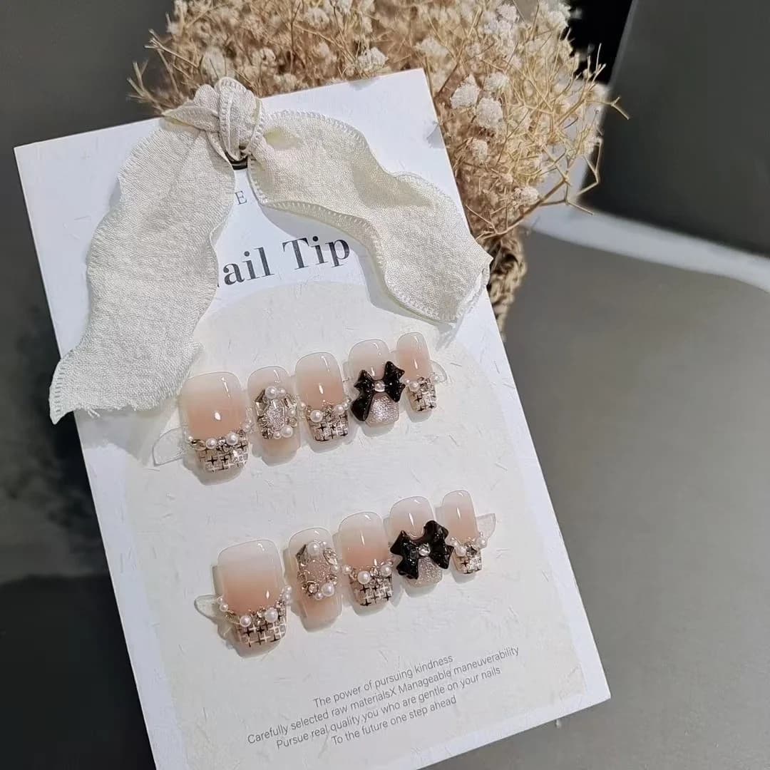 Korte kisteformede kunstige negle med tern, sommerfugl og perler