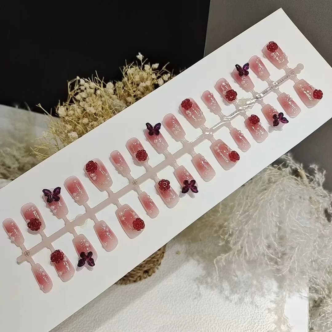 Press-on negle, kort kisteform med blomme-rosa gradient, blomster og sommerfugle (30 stk.)
