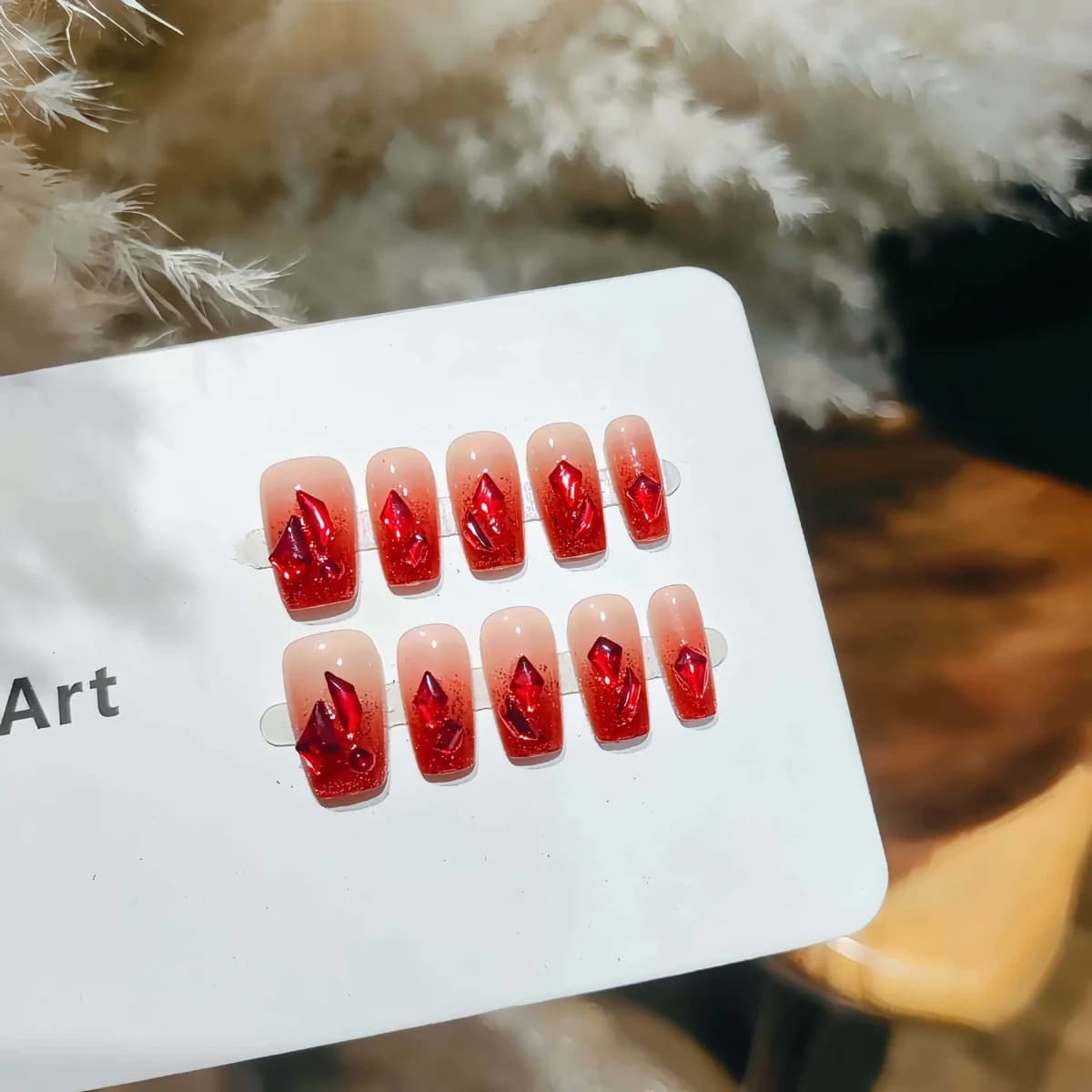 Rød gradient glitter trykk-på negle, kort kisteform