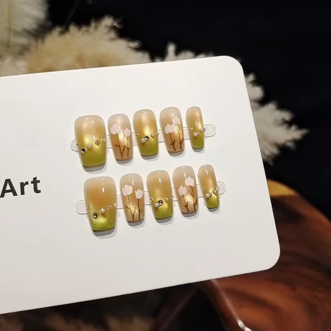 Korte Cat Eye kunstige negle med blomsterdesign, sød gradient-stil