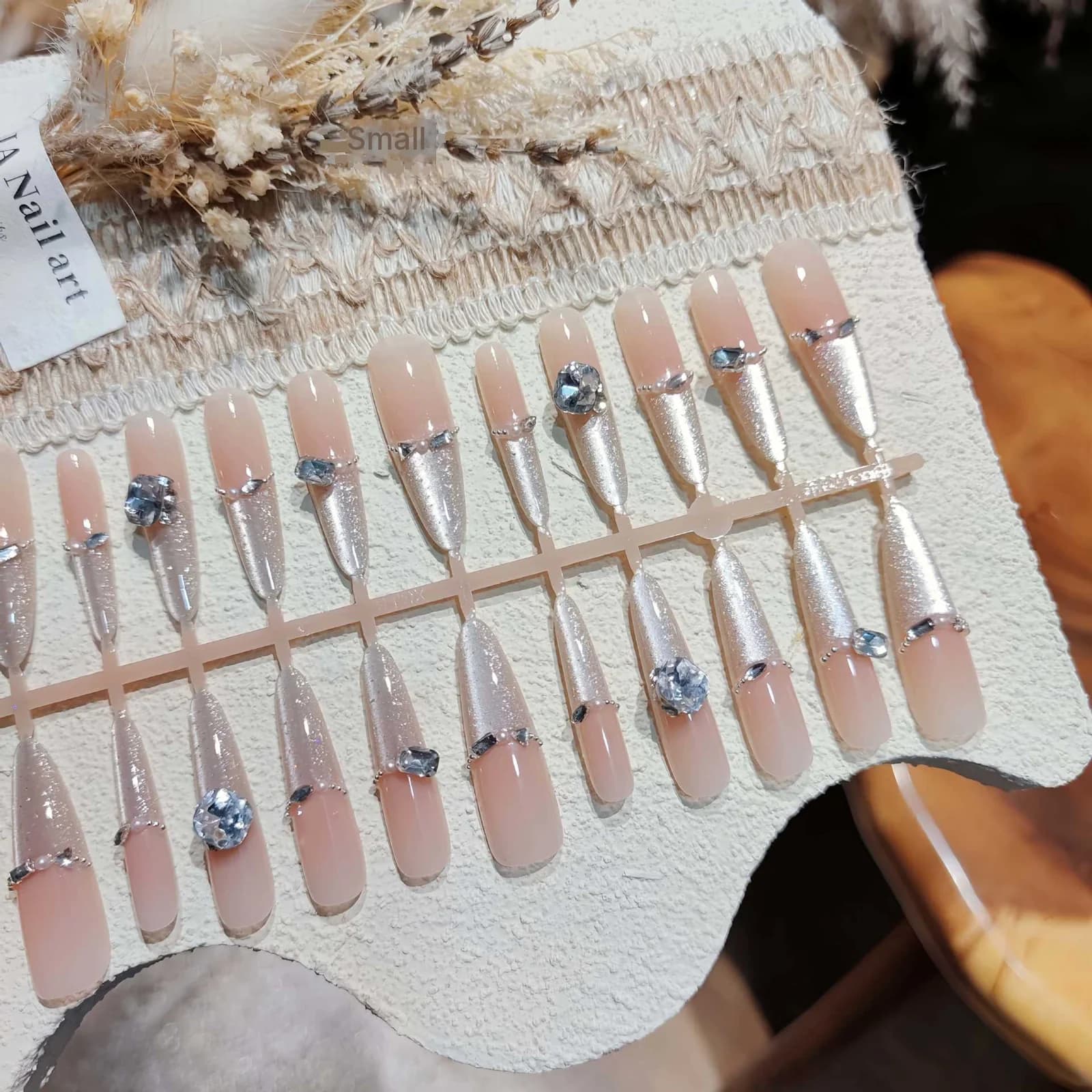 Perlemorsglinsende Cat Eye påsætningsnegle med rhinsten og glitter
