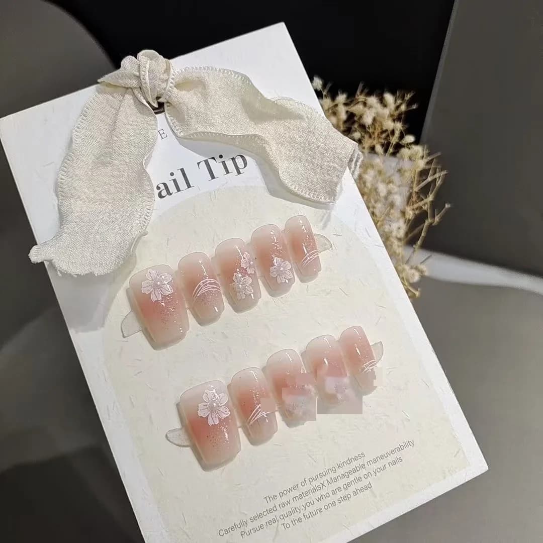 Håndmalede blomster press-on negle, kort kisteform, blush-design