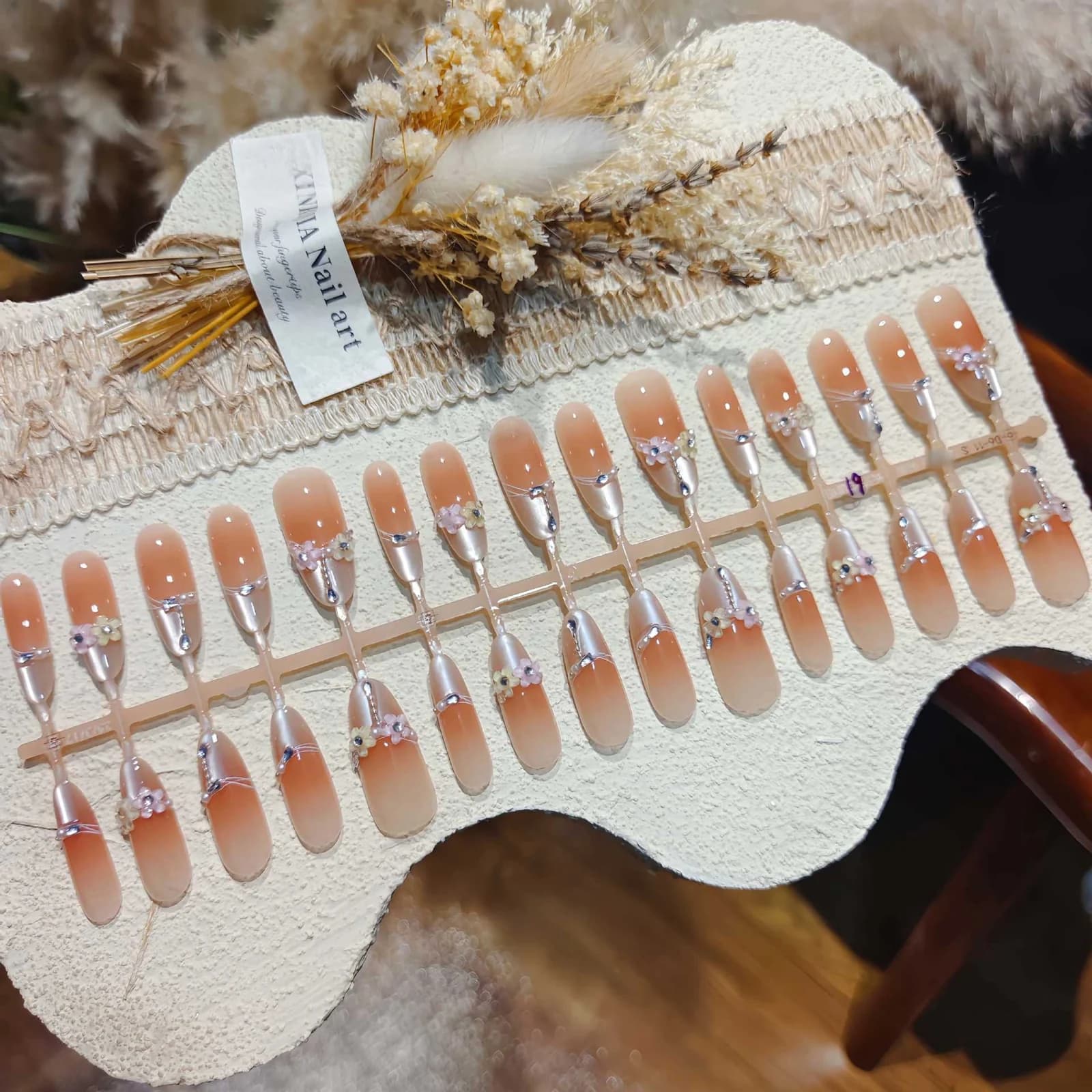 Blomstret Cat Eye press-on negle, lang stilett-form med krystal