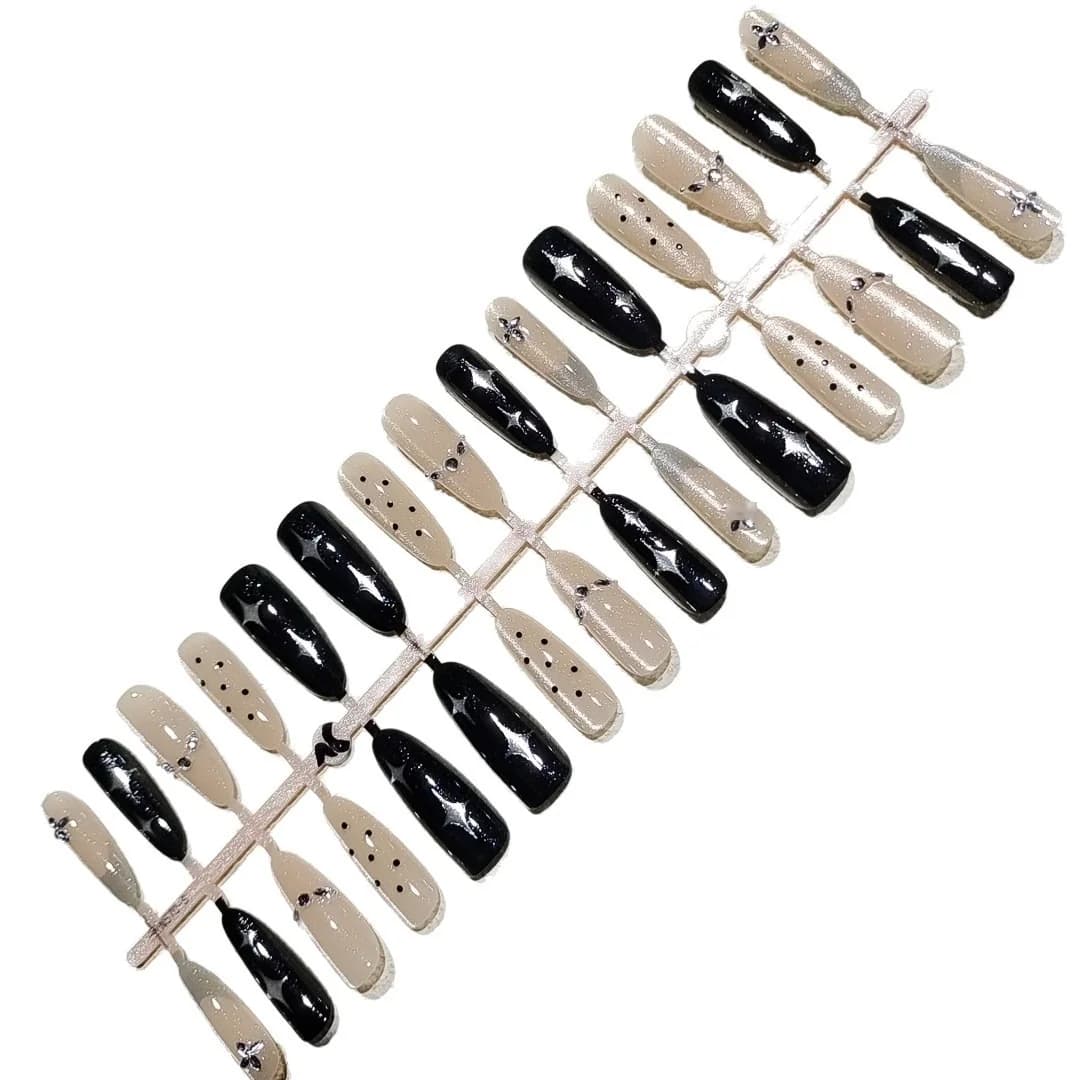 Stiletto trykk-på negle med rhinestones, mørkt stjernehimmeldesign