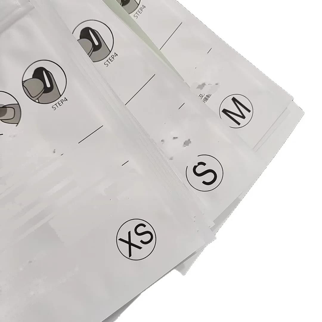 Salviegrønne plastposer med lynlås til opbevaring af negleværktøj