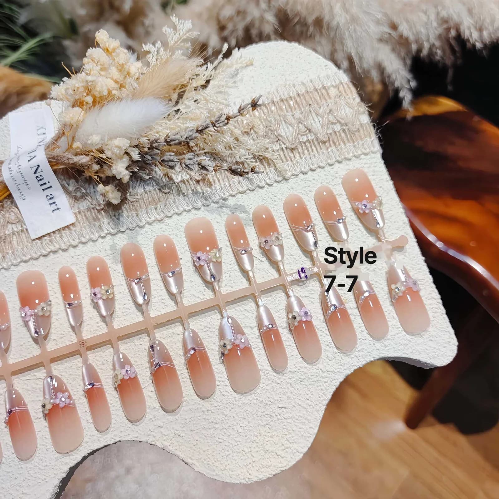 Blomstret Cat Eye press-on negle, lang stilett-form med krystal
