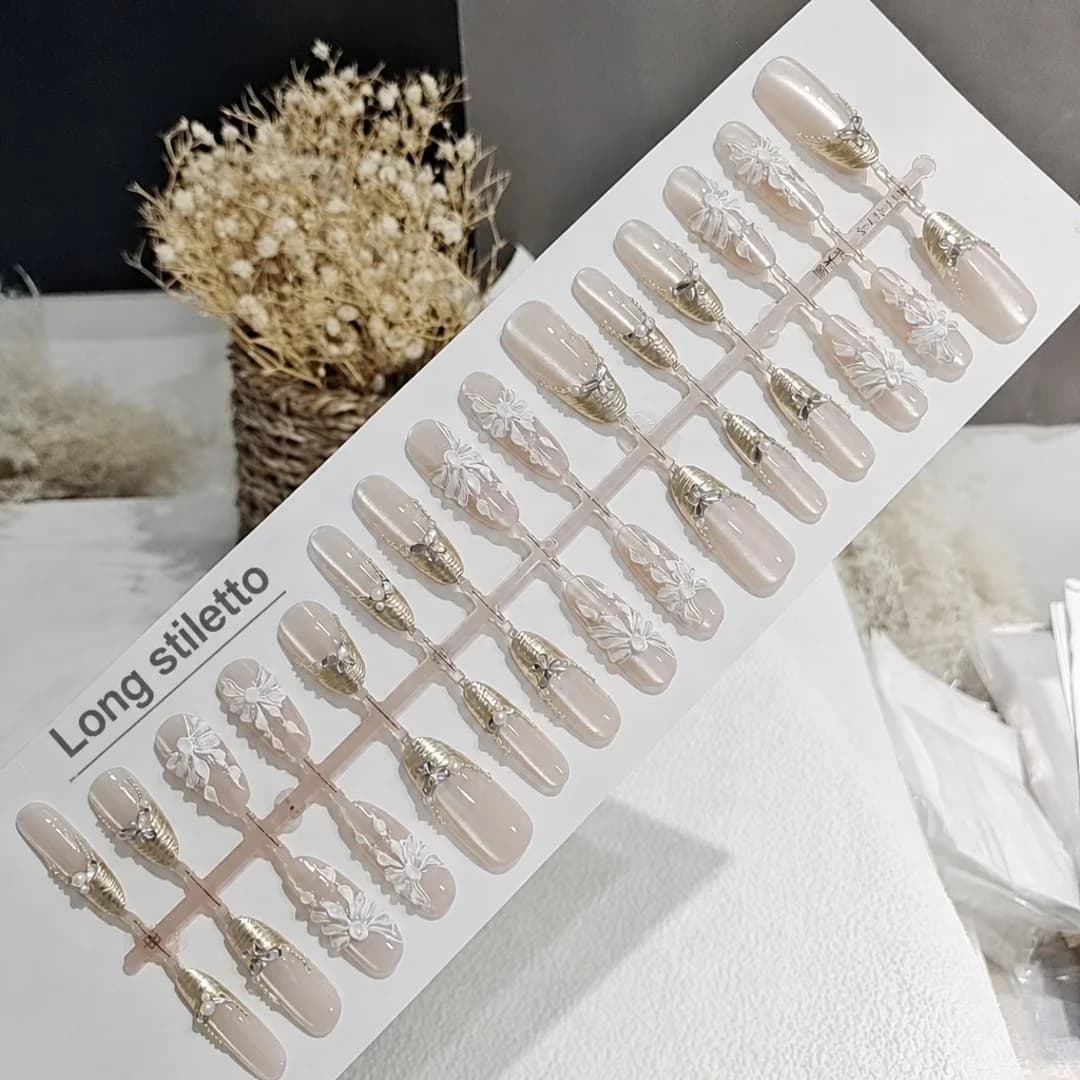 Press-on negle med 3D-sommerfugle og blomster, lang stilett-form