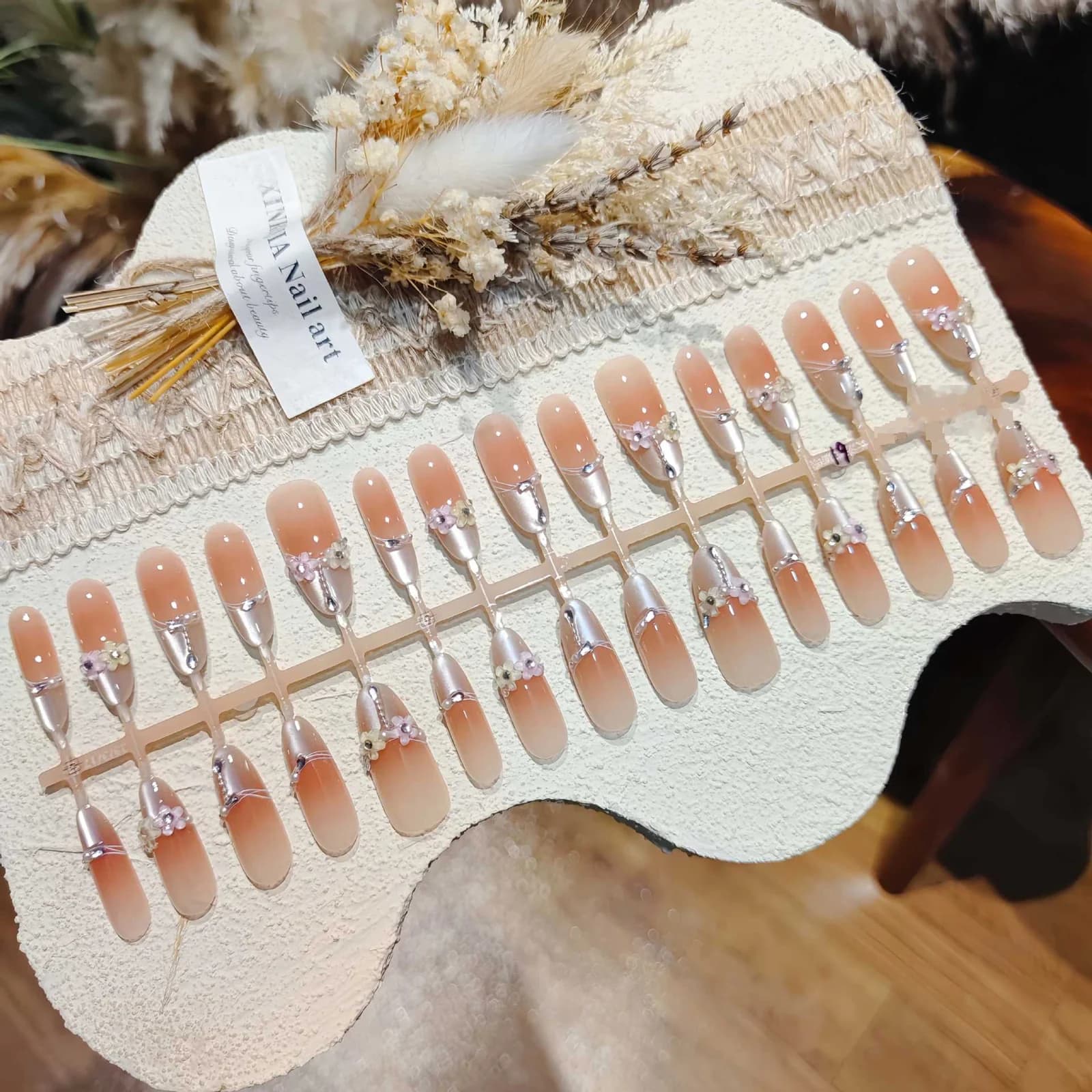 Blomstret Cat Eye press-on negle, lang stilett-form med krystal
