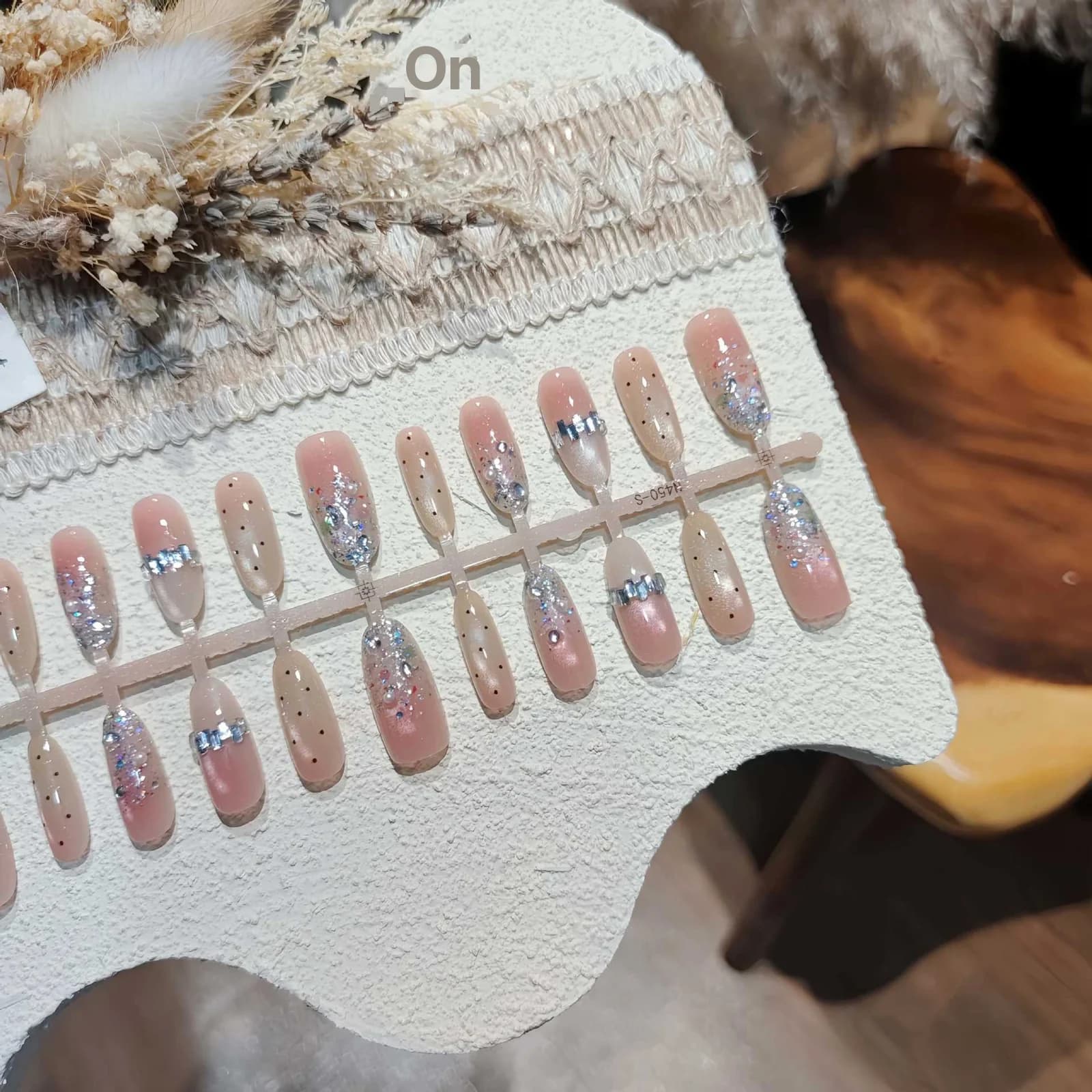 Nude sølv glitter kunstige negle med katteøje-effekt, medium oval form