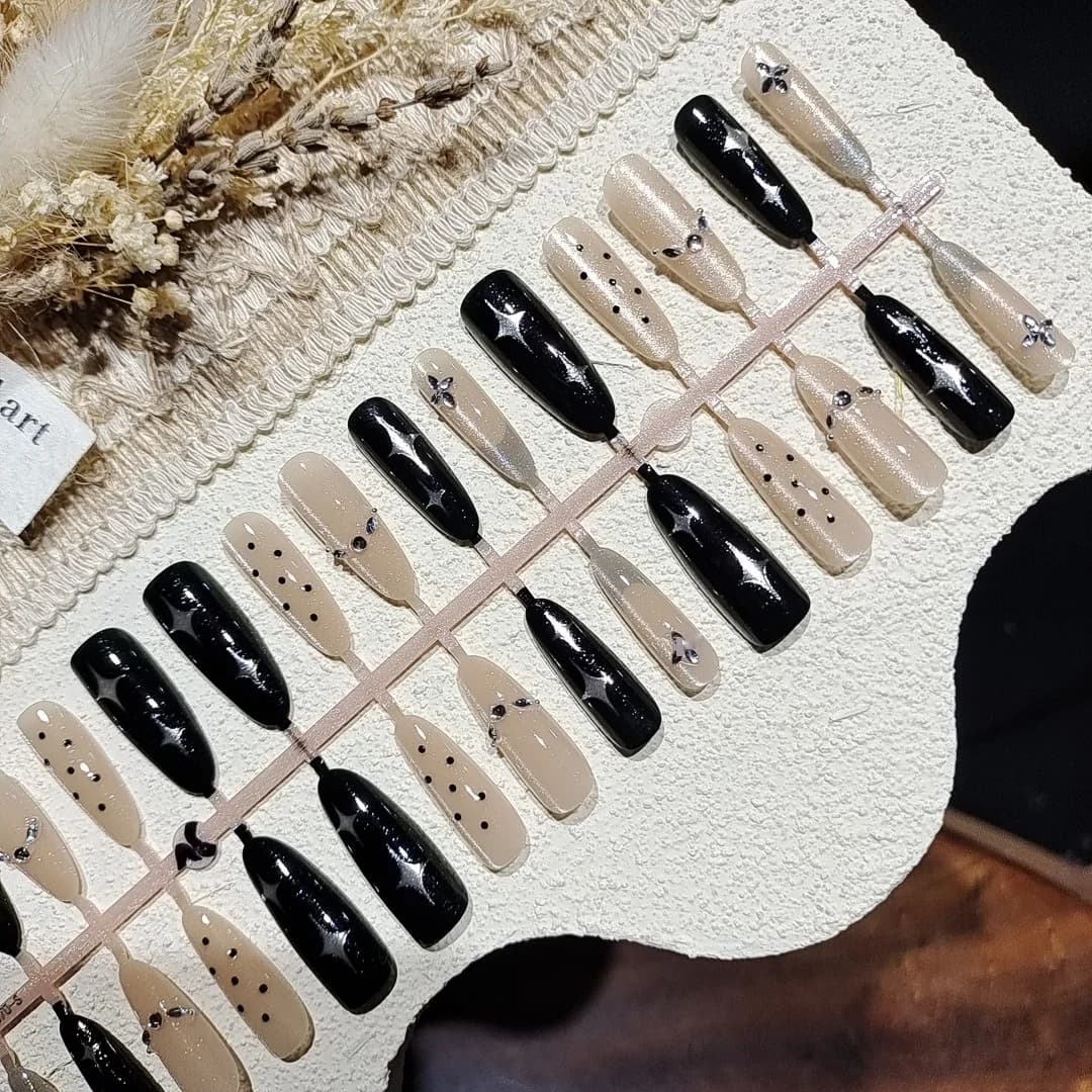 Stiletto trykk-på negle med rhinestones, mørkt stjernehimmeldesign