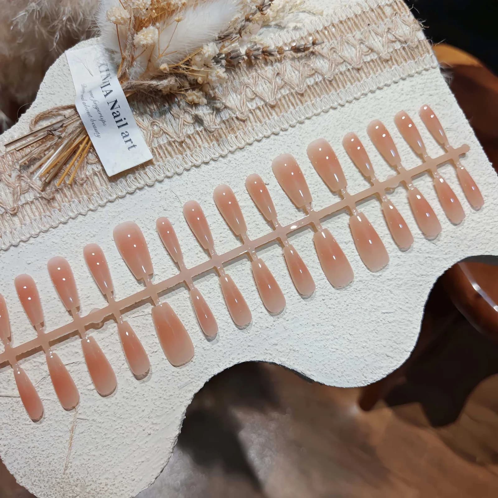 Tryk-på negle med blush-design, 30 stk., kort/medium kisteform