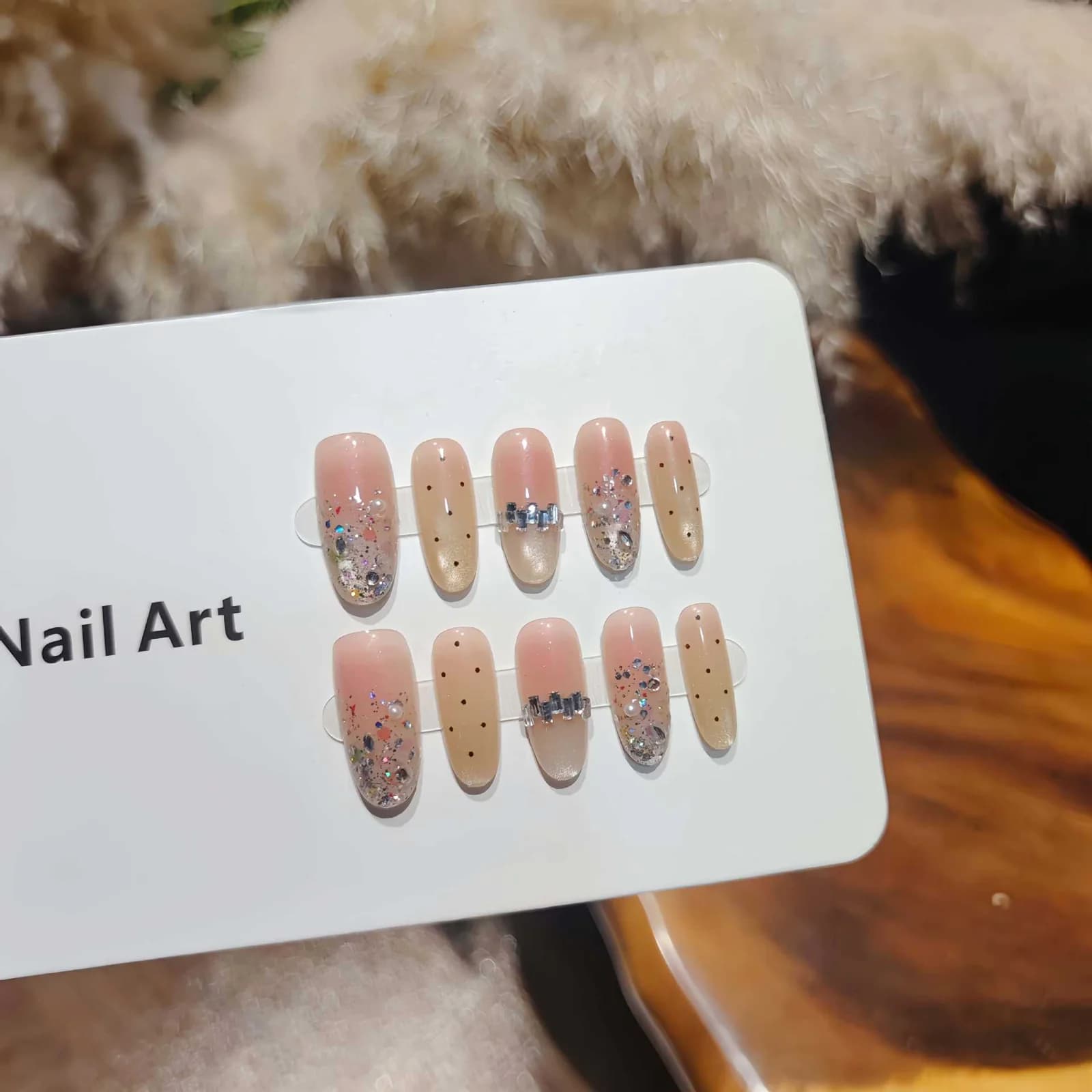 Nude sølv glitter kunstige negle med katteøje-effekt, medium oval form