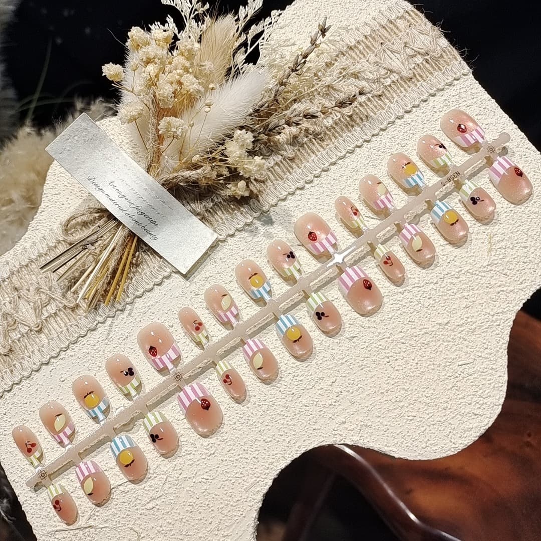 Korte Ballerina Press-On Negle Cat Eye Candy Style med Rhinsten