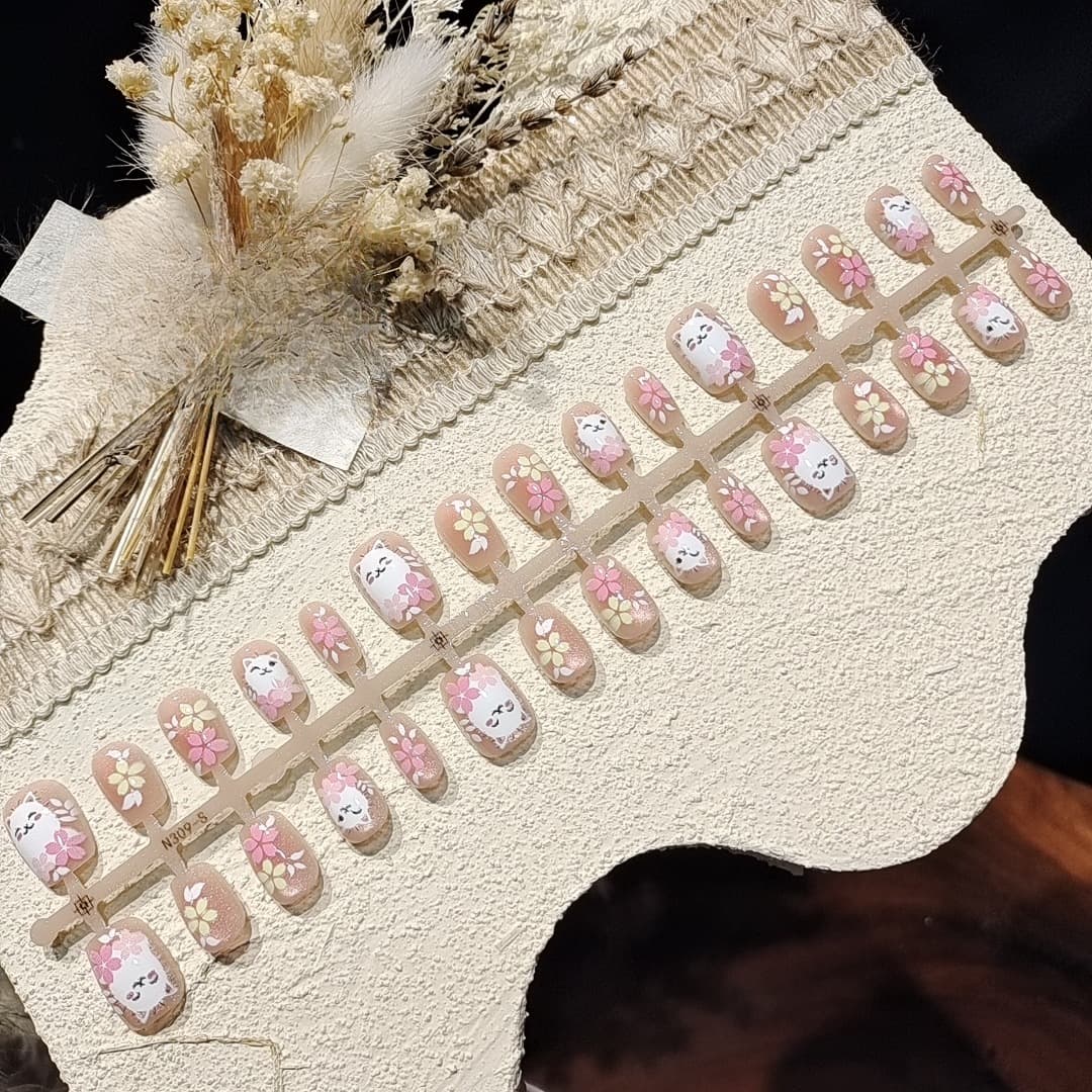 Lyserøde katteøje pålimbare negle, kort ballerinaform, blomsterdesign