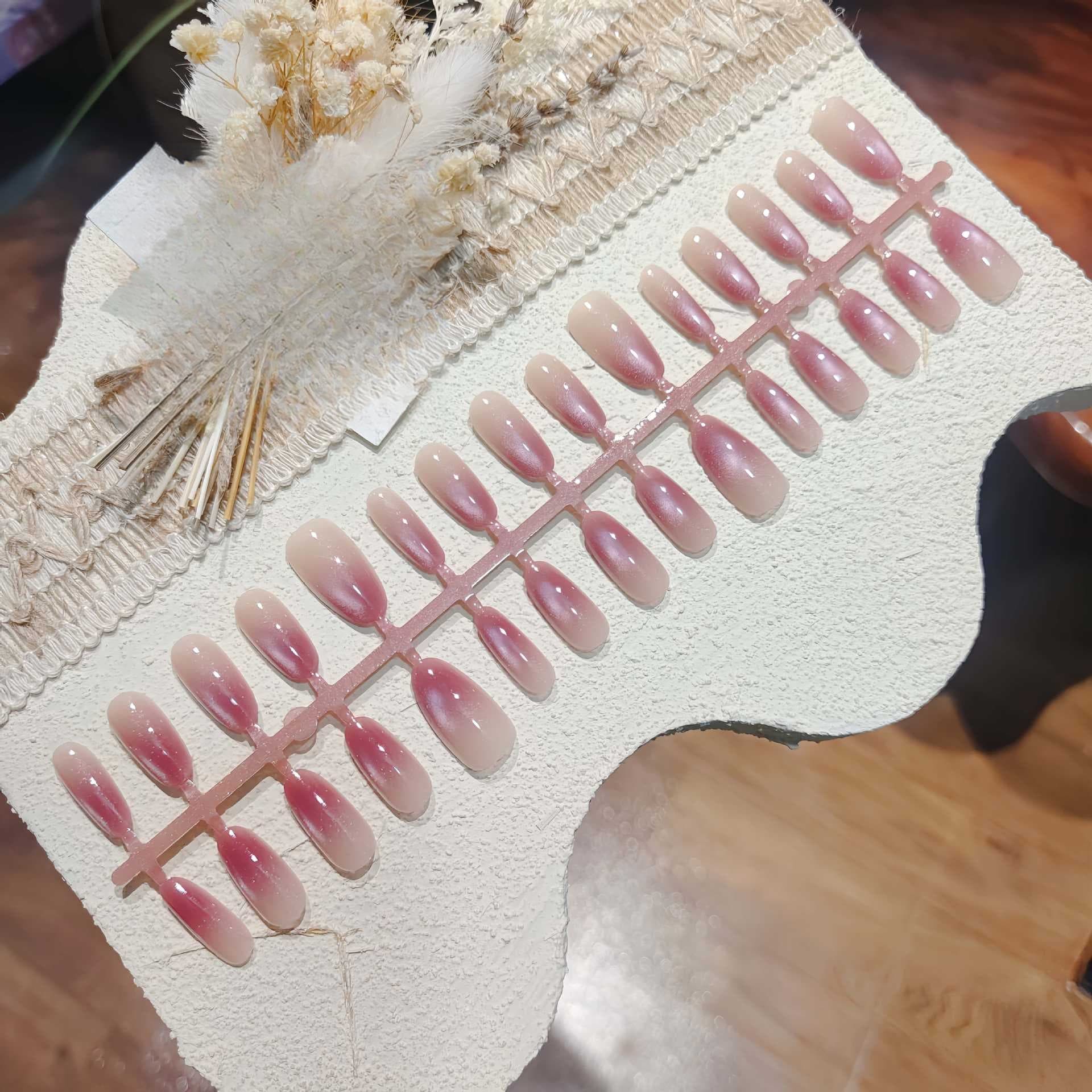 Røgfarvede lilla press-on negle med katteøje, kort/medium oval gradient